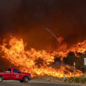 "Alerte incendie à Los Angeles : évacuations massives suite à un nouvel feu dévastateur"