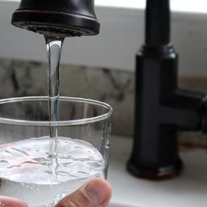 "Alerte ! Les PFAS présents dans l'eau du robinet de nombreuses villes françaises"