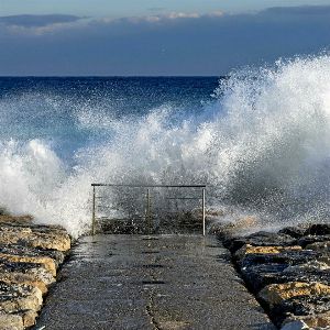 "Alerte météo : une dépression explosive menace la France ce vendredi !"