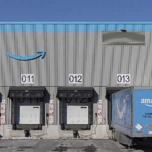 "Amazon choque en quittant le Québec, supprimant 1 900 emplois dans un contexte de syndicalisation naissante"