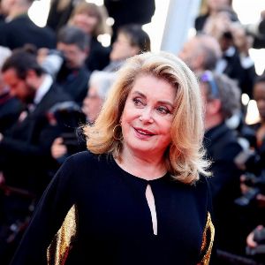 "Catherine Deneuve révèle sa lutte contre les séquelles d'un AVC surprenant"