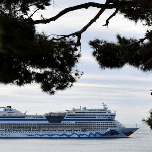 "Christian Estrosi défie les bateaux de croisière géants à Nice : la bataille commence !"