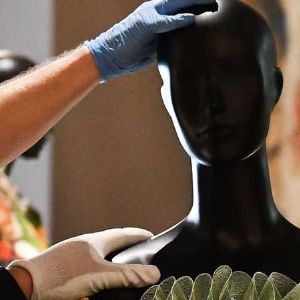 "Découvrez en exclusivité l'exposition sensationnelle "Louvre Couture" avec les plus grands créateurs de mode"