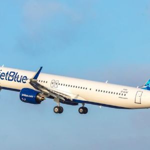 "Incroyable : un bloc de glace d'avion s'écrase sur une maison en Californie, scandale chez JetBlue"