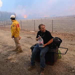 "L'incendie destructeur près de Los Angeles provoque la panique"