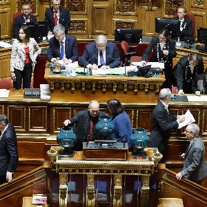 "La droite ne garantit pas son soutien automatique au budget"