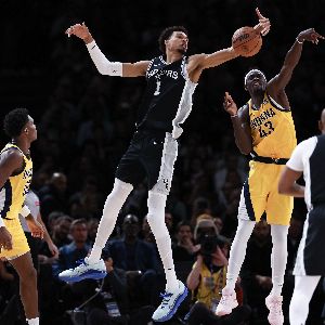 « Le prodige Victor Wembanyama brille à l'Accor Arena avec 30 points et une victoire éclatante »