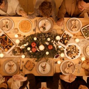 Le secret d'un dîner d'hiver réussi entre amis : Recettes, ambiance et conseils pour une soirée mémorable