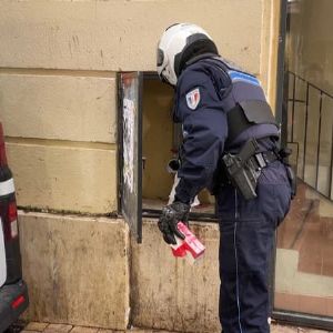 "Opération choc à Marseille : la police contre-attaque les vendeurs à la sauvette à Noailles"