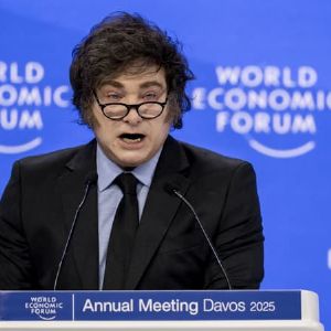 "Scandale à Davos : Milei défend Musk contre le "cancer woke""