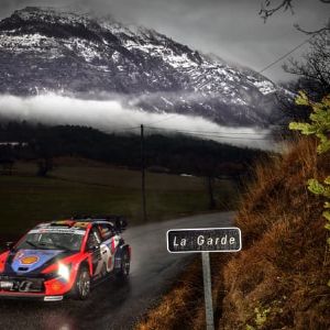 "Thierry Neuville s'empare de la tête au Rallye Monte-Carlo, Ogier en embuscade"