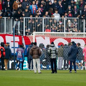 "Caen au bord du gouffre : nouvelle défaite amère, supporteurs envahissent le terrain et laissent éclater leur colère!"