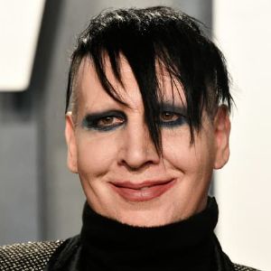 "Incroyable rebondissement dans l'affaire d'agressions sexuelles impliquant Marilyn Manson : les charges abandonnées, le chanteur toujours en tournée "