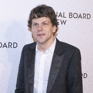 "L'acteur Jesse Eisenberg lâche Mark Zuckerberg après les revirements de Meta et son rapprochement avec Trump"