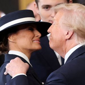 "Le mystère du chapeau de Melania Trump lors de l'investiture de Donald Trump : révélation sur sa signification cachée"