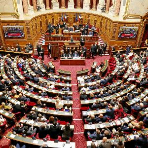 Les avantages des anciens présidents et Premiers ministres supprimés par le Sénat