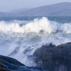 "Les images spectaculaires de la tornade Eowyn qui a frappé l'Irlande avec des vents records"