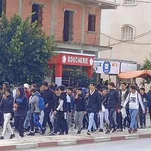 Lycéens en Algérie : grève massive contre des cours surchargés !