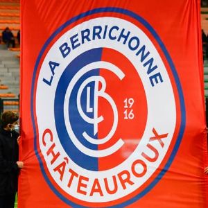 Scène choquante lors du match Châteauroux-Nîmes : des supporteurs agressés en tribune !