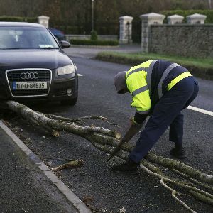 "Tempête Eowyn : plus de 500 000 foyers privés d'électricité en Irlande, vents atteignant la force d'un ouragan"