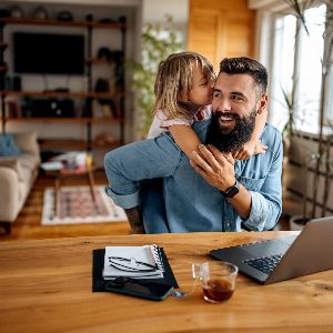 Les pères : des discours idylliques mais une réalité différente à la maison