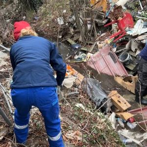 "Bénévoles courageux nettoient la Rize, un affluent du Rhône envahi par les déchets"