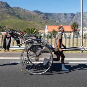 De Nairobi au Cap : un Japonais parcourt 6 000 km en tirant un rickshaw