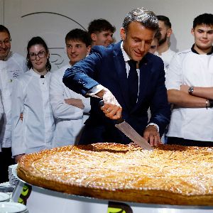 "Emmanuel Macron isolé à l'Élysée, cherche le contact direct avec les Français"