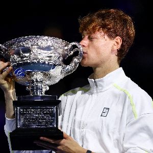 "Incroyable : Jannik Sinner décroche son deuxième Open d’Australie en battant Alexander Zverev à Melbourne"