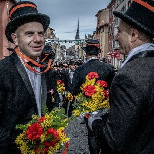 "Scandale à Villefranche-sur-Saône : les femmes interdites du défilé traditionnel, un collectif féministe monte au créneau"