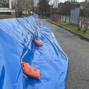 "Alerte crue à Alençon : un barrage anti-inondation protège l'hôpital"