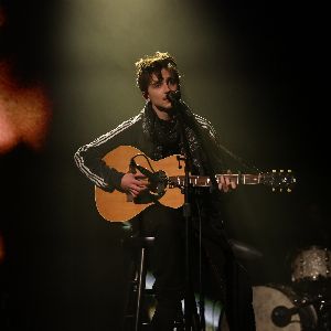 Bob Dylan : Timothée Chalamet épate en reprenant ses morceaux à la guitare en live