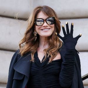 Carla Bruni enflamme la Fashion Week avec sa robe moulante et ses bas résille !