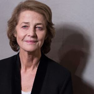 "Charlotte Rampling donne sa voix à un documentaire sur la Shoah : un témoignage poignant"