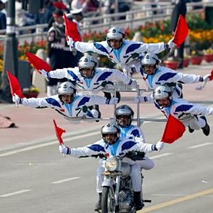 "Défilé grandiose pour la fête nationale en Inde : chars, acrobaties et guépards au rendez-vous !"