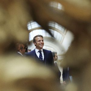 "Emmanuel Macron surprend en visitant le Louvre pour révéler les désastres cachés"