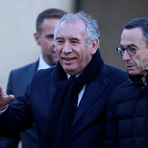 "Gauche en difficulté : l'avenir du gouvernement Bayrou en jeu"