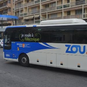 "Horreur à Menton : chauffeur de bus menacé par un couteau, le suspect en fuite"