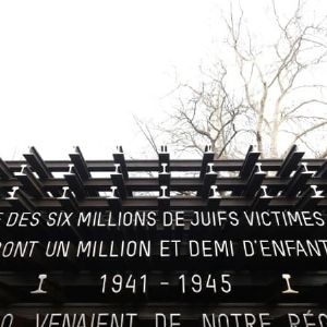 "Inauguration d'un mémorial de la Shoah à Lyon: un hommage émouvant sur la place Carnot"