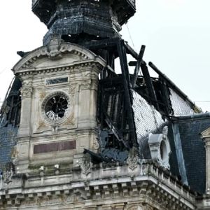 "Incendie à la mairie du 12e : danger imminent, dépose du beffroi demandée par les pompiers"