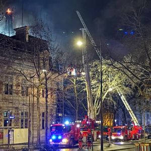 "Incendie spectaculaire à la mairie du 12e arrondissement de Paris : la flèche menacée d'effondrement!"