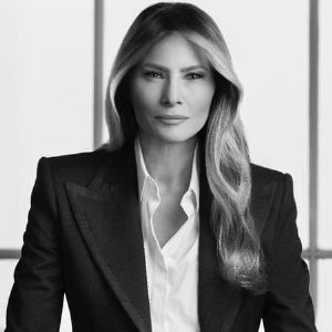 "Le portrait officiel de Melania Trump en tailleur noir et blanc fait sensation"