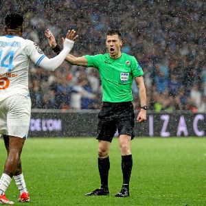 "Le scandale de l'arbitrage en Ligue 1 : un dialogue de sourds interminable"