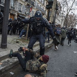 "Scandale à Paris : Deux policiers inculpés pour la mutilation d'un photographe lors d'une manifestation"