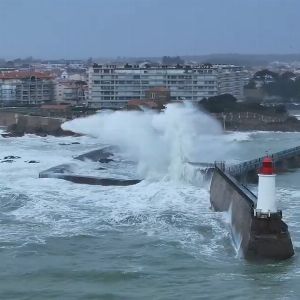 "Tempête Herminia : Benjamin Dutreux et Clarisse Crémer terminent le Vendée Globe à La Rochelle dans des conditions météorologiques extrêmes"