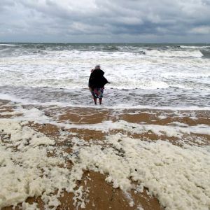 "Alerte météo: Danger sur les plages de l'ouest après le passage de la tempête Herminia!"