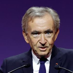 Bernard Arnault en colère contre une taxe française qui favorise la délocalisation