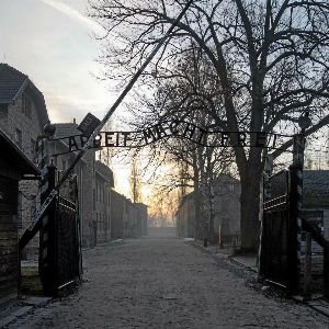 Découvrez le poème poignant de Tahar ben Jelloun sur la barbarie humaine à Auschwitz