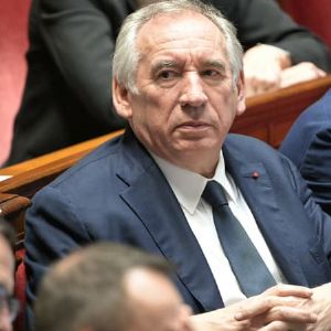 "François Bayrou justifie son vocabulaire sur la "submersion" migratoire enflammant les débats, notamment à Mayotte"