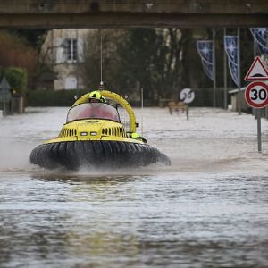 "Incroyable : les pompiers utilisent un aéroglisseur pour secourir les sinistrés des crues"